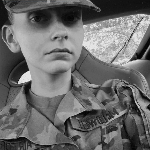 Meet your Posher, Amanda - Picture 2 of 15